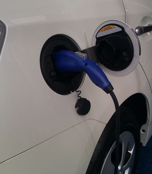 Datei:Prius Plug-In laden.jpg